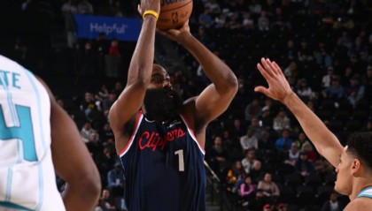 开云体育官网-哈登轰32分10助迎里程碑，快船三连胜！小卡35分，一战有三个收获