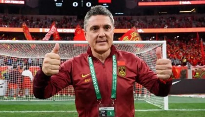 开云APP-铁腕治军！安东尼奥带队2大奇招：禁外卖+屏蔽媒体，偷师邵佳一？